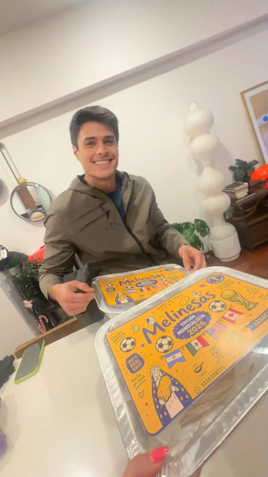 Fotografía original completa de un hombre sonriente con bandejas de Melinesas de etiquetas amarillas y azules